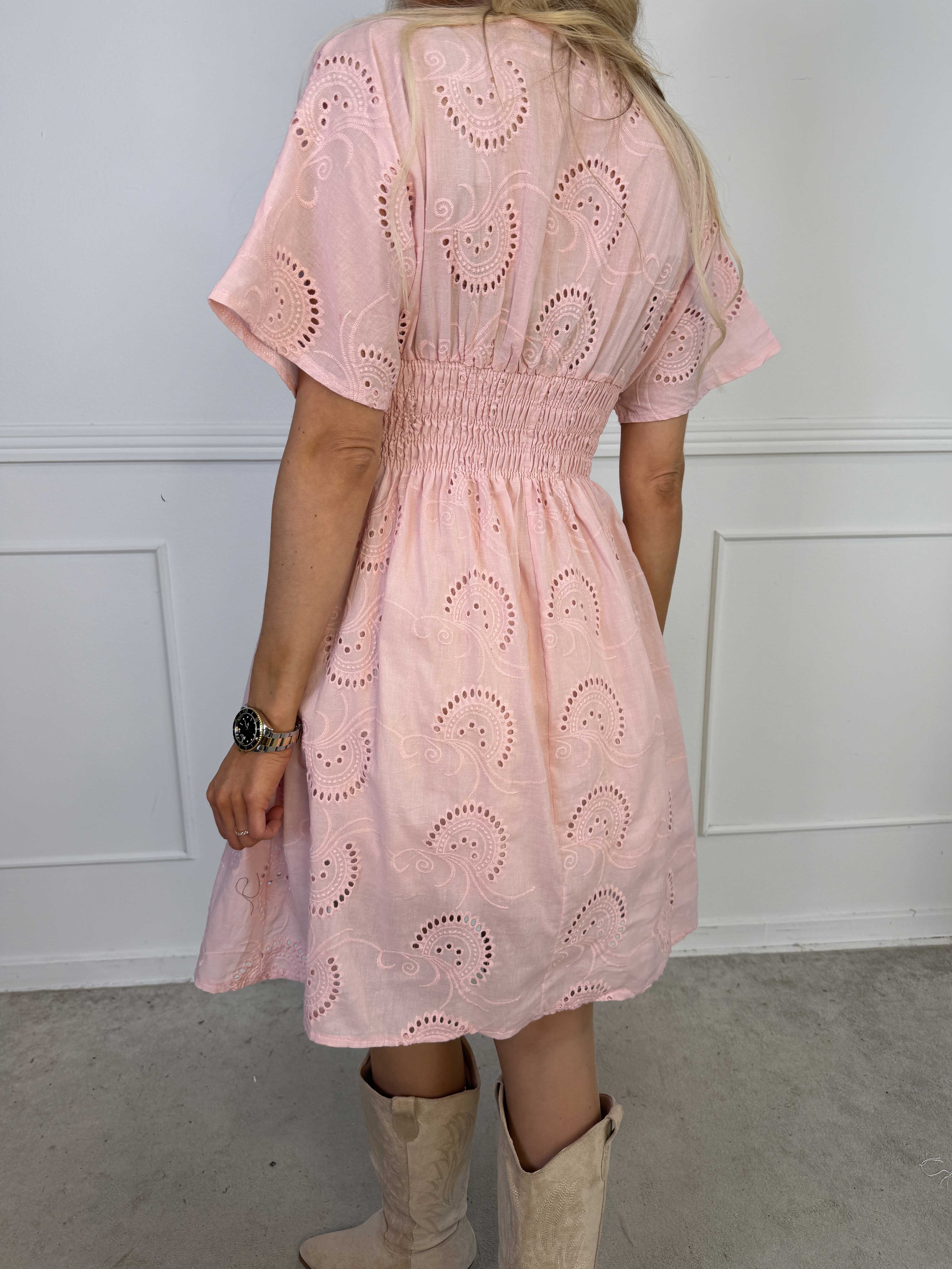 Pams Broderie Short - Kort kjole i broderie anglaise med smock i taljen